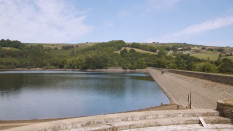 Timelapse-of-a-man-made-reservoir-with-woodlands-in-the-background,-Agden-Reservoir,-South-Yorkshire