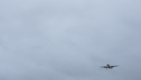 Jumbo-Jet-Flugzeug,-Das-Bei-Grau-stürmischem-Wetter-In-4k-Hoher-Auflösung-Ins-Land-Kommt