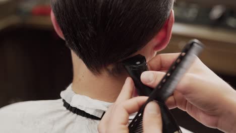 close-up-of-a-hair-trimmer-haircut-from-behind-on-the-back-of-the-head