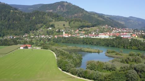 Volando-Sobre-El-Campo-Cerca-Del-Lago-Drava-En-Eslovenia