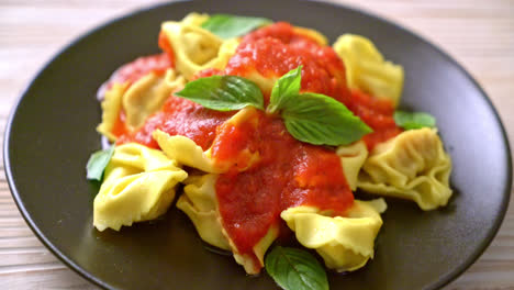 Pasta-Tortellini-Italiana-Con-Salsa-De-Tomate