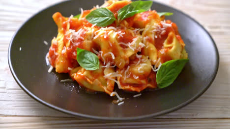 Italian-tortellini-pasta-with-tomato-sauce