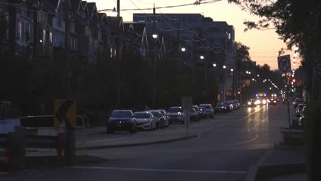 Am-Straßenrand-In-Der-Stadt-Geparkte-Autos-Bei-Sonnenuntergang---Totale