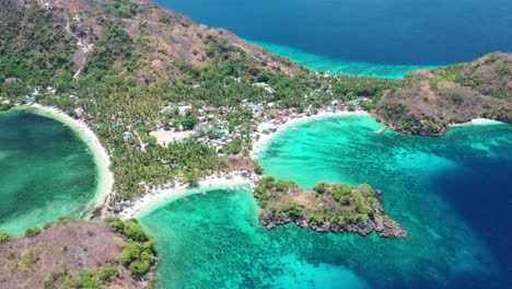 Vista-Aérea-De-La-Pintoresca-Costa-Y-Lagunas-Del-Archipiélago-De-La-Isla-De-Romblon,-Filipinas