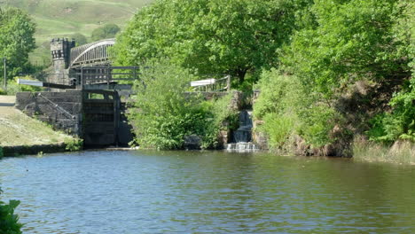 Agua-Que-Fluye-En-El-Canal-Rochdale-Desde-Las-Colinas-De-Todmorden,-En-El-Oeste-De-Yorkshire