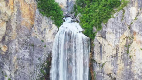 Boka-Wasserfall,-Der-Von-Einer-Karstquelle-Mit-Vertikaler-Kalksteinwand-Gespeist-Wird