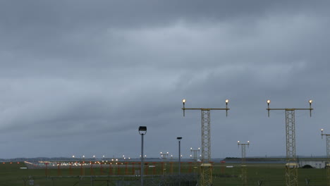 Flugzeug,-Das-Am-Flughafen-Sydney,-Australien,-Bei-Grau-stürmischem-Wetter-Landet,-Aufgenommen-In-4k-Hoher-Auflösung