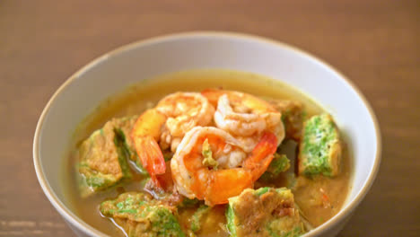 Saure-Suppe-Aus-Tamarindenpaste-Mit-Garnelen-Und-Gemüseomelette---Asiatische-Küche