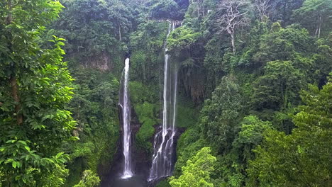 Wunderschöne-Atemberaubende-Wasserfälle-Im-Tropischen-Grünen-Regenwald