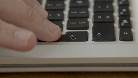 Drücken-Sie-Mit-Dem-Finger-Auf-Verschiedene-Arten-Die-Eingabetaste-Auf-Der-Laptop-Tastatur