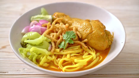 Sopa-De-Curry-De-Fideos-Del-Norte-De-Tailandia-Con-Pollo---Estilo-De-Comida-Tailandesa
