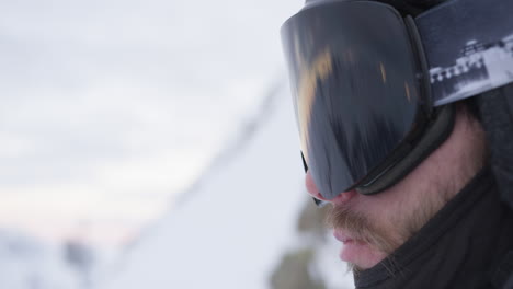 Closeup-Skifahrer-Mit-Reflektierenden-Skibrillen-Auf-Einem-Berg-Im-Morgengrauen-Mit-Geringer-Schärfentiefe
