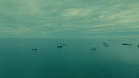 Hermoso-Mar-Azul-Tranquilo,-Pequeños-Barcos-Y-Botes-Flotan-En-Olas-Suaves