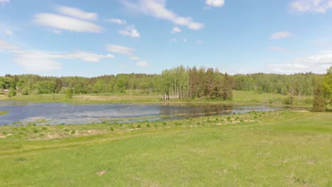 Día-Soleado-En-El-Parque-Natural-Kurzeme-En-Letonia,-Europa,-Vista-Aérea-De-Drones