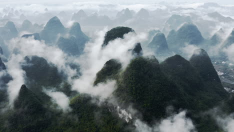 Erstaunliche-Karstgebirgslandschaft-In-Wolke,-Guangxi-China,-4k-Luftrückzug