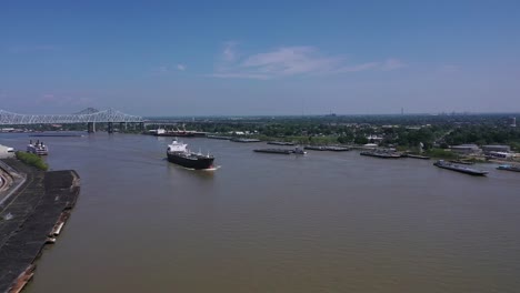 Ajetreado-Río-Mississippi-En-Nueva-Orleans,-Louisiana