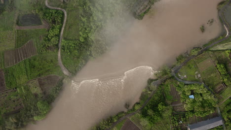 Yulong-Fluss,-Der-Durch-Die-Abgelegene-Landschaft-Chinas-Fließt,-Aus-Der-Vogelperspektive