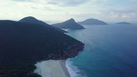 Impresionante-Terreno-Costero-Con-Aguas-Azules-Vívidas-Del-Mar-De-Tasmania,-Bahía-Del-Bajío