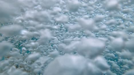 Unterwasseraufnahme-Vieler-Luftblasen,-Die-Aus-Dem-Whirlpool-Pool-Im-Spa-Center-Aufsteigen