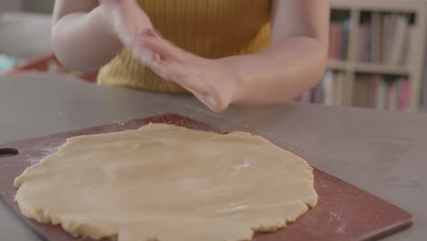 dusting-a-pie-dough-with-dry-flour