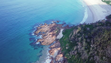 Wunderschöne-Felsige-Küste-Während-Der-Goldenen-Stunde,-Perfektes-Licht-Für-Meereslandschaftsantennen