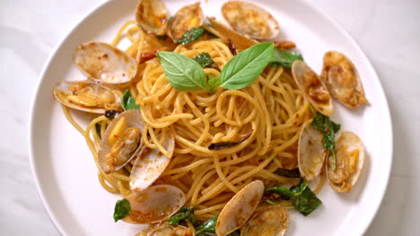 Stir-Fried-Spaghetti-with-Clams-and-Garlic-and-Chilli