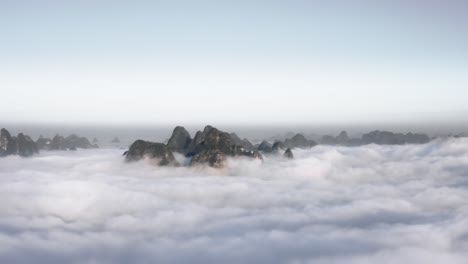 Nubes-Sobre-Los-Picos-De-Las-Montañas-Xianggong,-Vista-Panorámica-Aérea