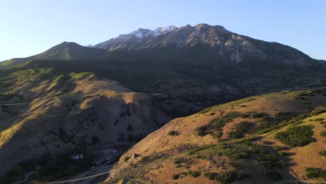 Monte-Timpanogos-Y-Cañón-Provo-En-La-Cordillera-Wasatch-De-Utah,-Vista-Aérea-De-La-Puesta-De-Sol