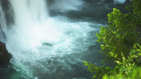 Wasserfall,-Der-Auf-Das-Tauchbecken-Stürzt,-Ruhige-Landschaft-Mit-Wassernebel,-Nahaufnahme