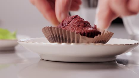 Leckere-Schokoladen-Cupcake-Stücke-Mit-Den-Fingern-Greifen,-Während-Ein-Köstliches-Dessert-In-Einer-Bäckerei-Nahaufnahme-Zubereitet-Wird