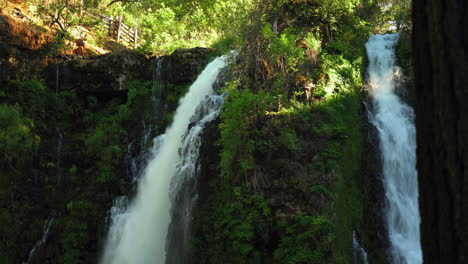 Meditationskonzept,-Atemberaubende-Landschaft-Eines-Entspannenden-Wasserfalls,-Geräusche-Von-Fließendem-Wasser
