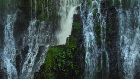 Relajante-Concepto-De-Fondo-De-Agua-Cayendo-Por-Un-Exuberante-Acantilado,-Burney-Falls,-Estados-Unidos