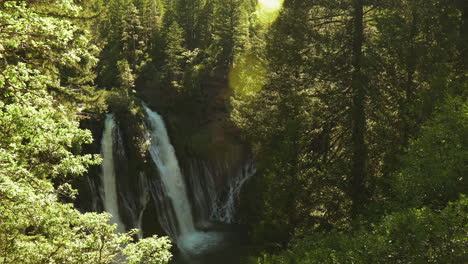 Regenwald-Mit-Wasserfalllandschaft-In-Der-Ferne,-Fluss,-Der-Zum-Pool-Hinunterfließt,-Totale