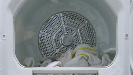 Die-Tür-Des-Trockners-öffnet-Sich-Und-Zeigt-Einen-Stapel-Frisch-Getrockneter-Handtücher-Beim-Wäschewaschen