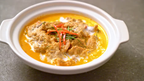 Thailändisches-Essenspaket-Panang-Curry-Mit-Schweinefleisch---Thailändische-Küche