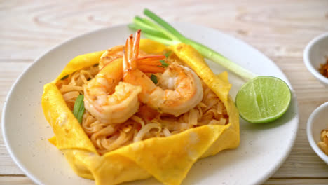 Fideos-Fritos-Tailandeses-Con-Camarones-Y-Envoltura-De-Huevo---Estilo-De-Comida-Tailandesa