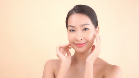 Hübsche-Asiatische-Frau,-Die-Ihre-Glatte-Gesichtshaut-Nach-Einer-Kosmetischen-Anti-aging-spa-behandlung-Berührt,-Nahaufnahme-Slomotion