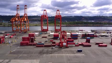 Yellow-And-Red-Cargo-Cranes-At-The-Tacoma-Tideflats-In-Tacoma,-Washington---panning-shot