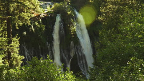 Tal-Mit-Wasserfall,-Der-Zum-Pool-Hinunterströmt,-Schöne-Aussicht-Auf-Fluss-Und-Wald-In-Der-Ferne