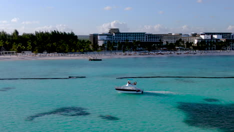 Antenne-Von-Sportbooten,-Die-Am-Weißen-Sandstrand-In-Einem-Luxusresort-In-Der-Dominikanischen-Republik-Vorbeifahren