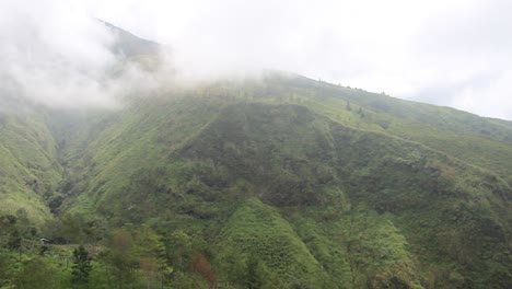 Panoramablick-Auf-Die-Schönheit-Des-Gipfels-Des-Mount-Arjuno-Mit-Dichtem-Nebel