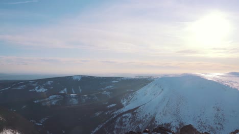 Vista-Panorámica-Izquierda-Del-Paisaje-Cubierto-De-Nieve-Del-Parque-Nacional-De-Krkonose-Con-El-Sol-Brillando-En-Los-Cielos