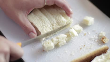 Brot-Mit-Einem-Messer-In-Kleine-Würfel-Schneiden