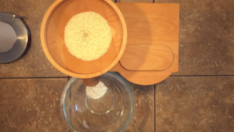 Mahlen-Von-Reiskorn-Zu-Mehl-Für-Natürliche,-Biologische-Und-Glutenfreie-Rezepte-Für-Ein-Gesundes-Leben---Ansicht-Von-Oben-Nach-Unten