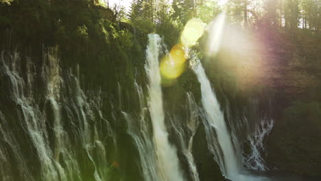 Kalifornischer-Wasserfall-Auf-Der-Klippe-Im-Nationalpark,-Sonnenlicht-Scheint-Durch-Die-Linse,-Weitschuss