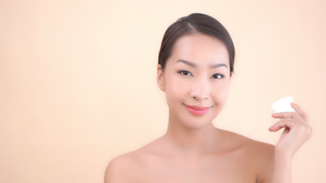 Eine-Schöne-Junge-Asiatin-Aus-Der-Nähe-Entfernt-Make-up-Mit-Einem-Reinigungspad