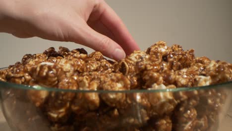 Sliding-probe-lens-shot-of-caramel-popcorns
