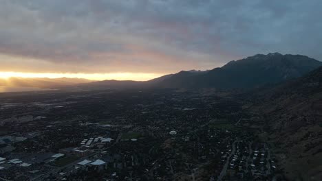 Sonnenuntergang-über-Dem-Utahsee-Und-Provo,-Vom-Berg-Aus-Gesehen