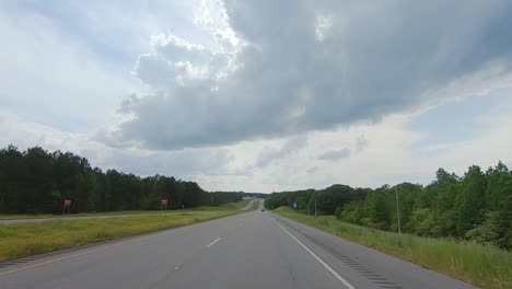 Pov-Conduciendo-En-Una-Autopista-Dividida-A-Través-De-Las-Zonas-Rurales-De-Alabama-En-Un-Día-Nublado