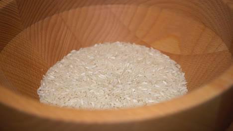 Reiskorn-In-Eine-Mühle-Gießen,-Um-Es-Zu-Glutenfreiem-Backmehl-Zu-Mahlen